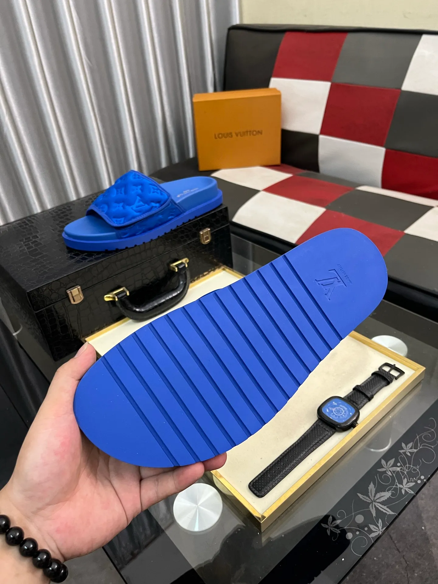 Men's men's shoes💰320⌚️⌚️[Louis Vuitton LV slippers] (high-end cowhide) counter 1:1 fashion style summer must-have! The designer used LV’s iconic outsole. The original simple slippers instantly become fashionable! The upper is made of flexible special cowhide leather straps alternately, and the workmanship is exquisite! A must-have for stylish men in summer, size 38-44
